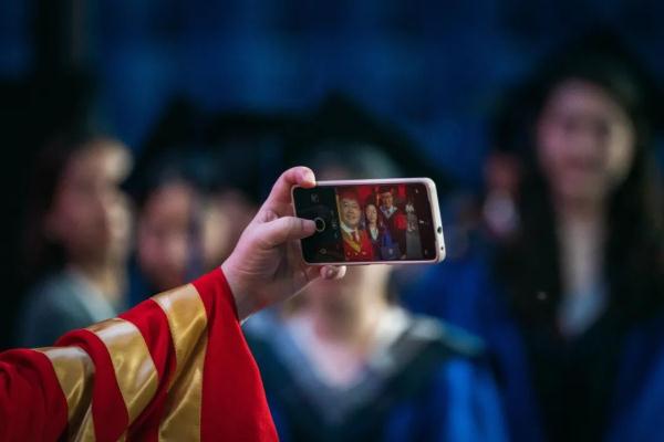 给每位毕业生拨穗！西北大学校长还和学生自拍数千次