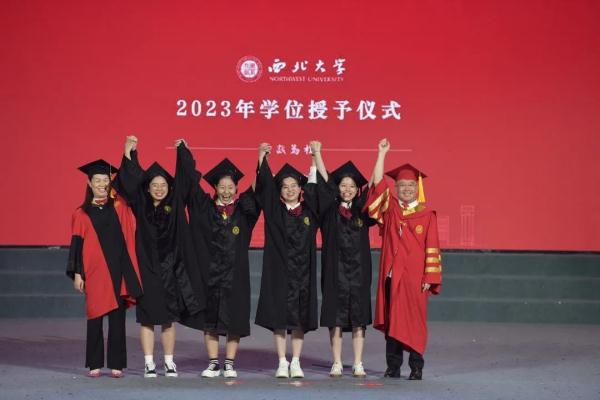 给每位毕业生拨穗!这位校长还和学生自拍数千次 给每位毕业生拨穗!这位校长还和学生自拍数千次