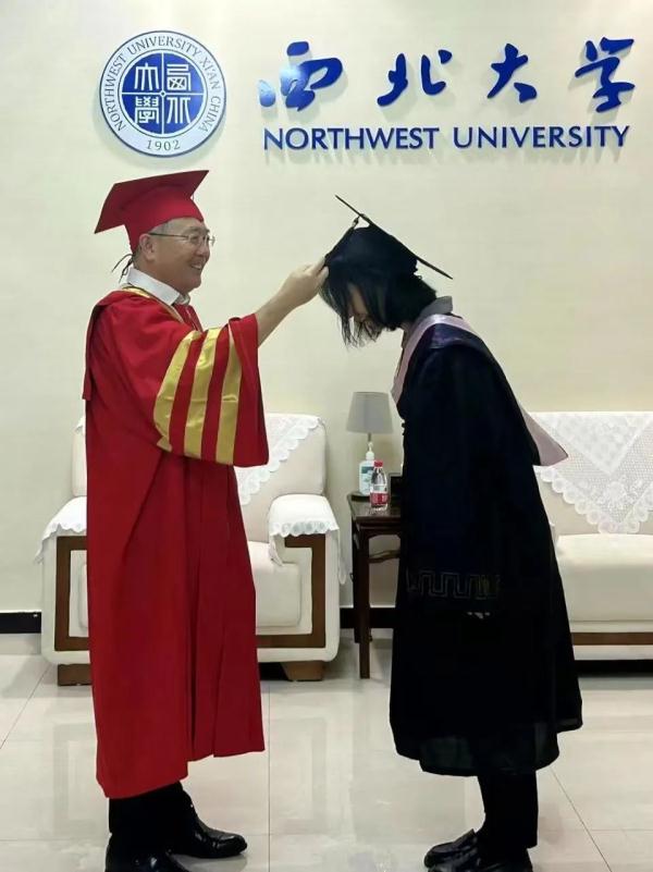 给每位毕业生拨穗！西北大学校长还和学生自拍数千次