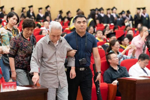 给每位毕业生拨穗！西北大学校长还和学生自拍数千次