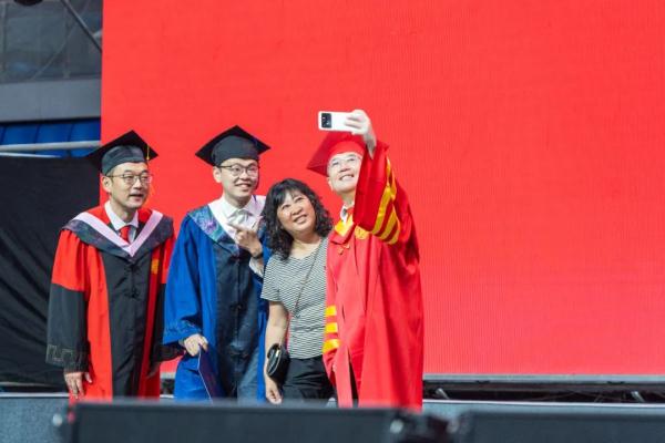 给每位毕业生拨穗！西北大学校长还和学生自拍数千次