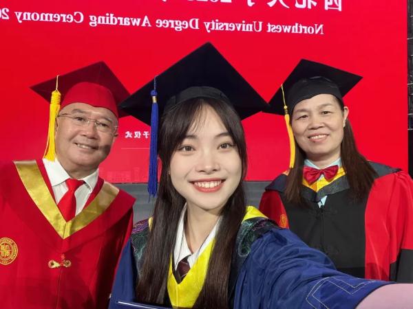 给每位毕业生拨穗！西北大学校长还和学生自拍数千次