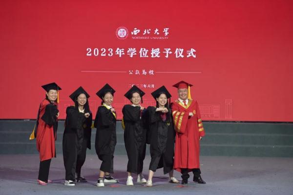 给每位毕业生拨穗!这位校长还和学生自拍数千次 给每位毕业生拨穗!这位校长还和学生自拍数千次