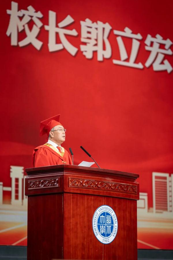 给每位毕业生拨穗！西北大学校长还和学生自拍数千次