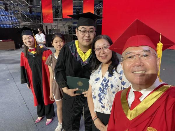 给每位毕业生拨穗！西北大学校长还和学生自拍数千次