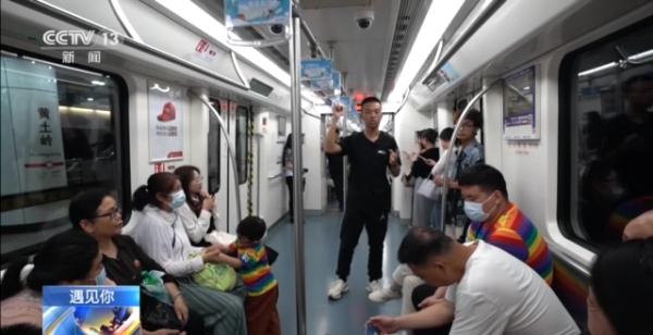 还记得那个为克服口吃在公交车上演讲的少年吗？看他如何一步步突破自己