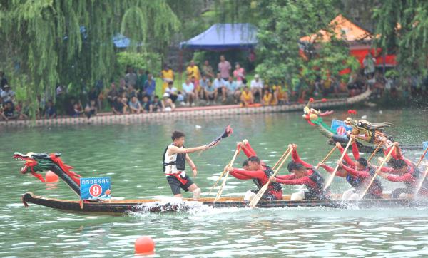 贵州镇远：龙舟竞渡“闹”古城