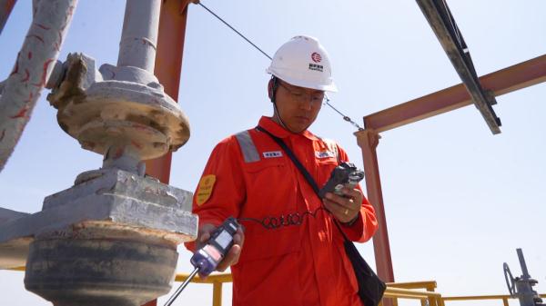 日行16公里!高温下的西气东输巡线员 日行16公里!高温下的西气东输巡线员