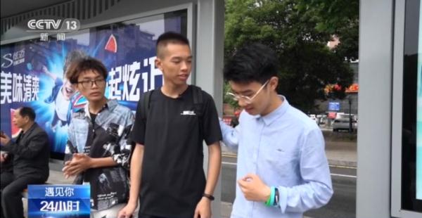 还记得那个为克服口吃在公交车上演讲的少年吗？看他如何一步步突破自己