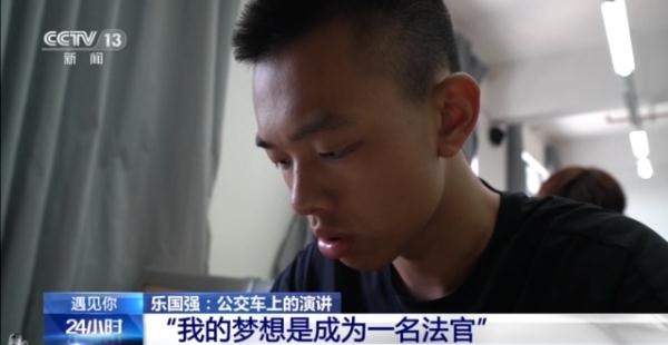 还记得那个为克服口吃在公交车上演讲的少年吗？看他如何一步步突破自己