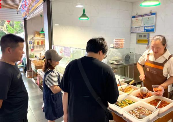 通知火了!凉菜摊打折庆祝女儿考上理想大学 通知火了!凉菜摊打折庆祝女儿考上理想大学