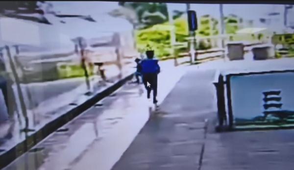 惊心一幕！列车车门即将关闭时 5岁男童突然跑出车厢