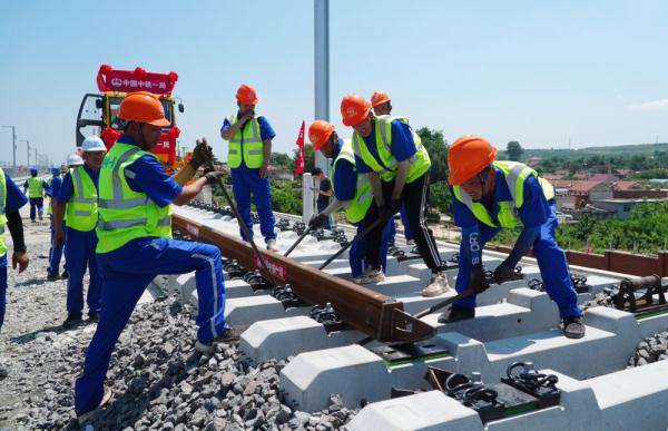 潍烟高铁全线开始铺轨