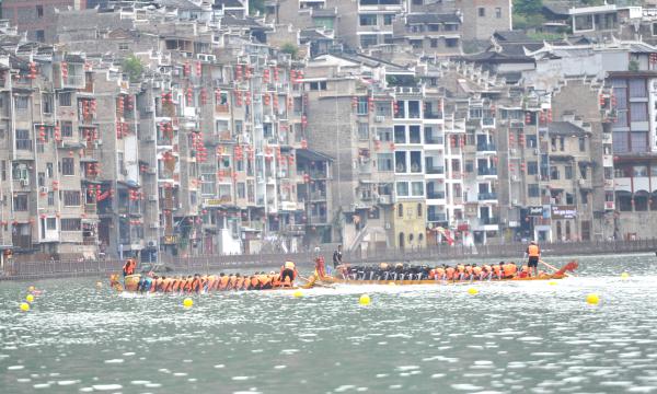 贵州镇远：龙舟竞渡“闹”古城