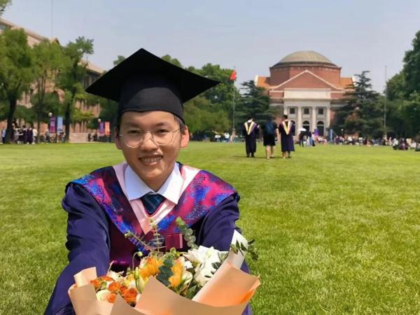 713分考入清华，如今毕业！“搬砖男孩”选择到基层就职