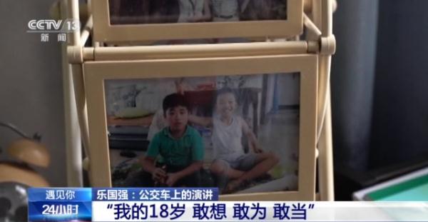 还记得那个为克服口吃在公交车上演讲的少年吗？看他如何一步步突破自己