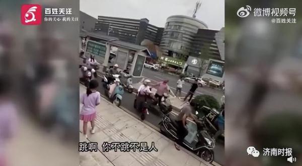 一高楼上，男子在起哄声中跳下身亡