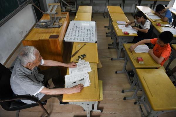 与时间赛跑的“萤火虫”：为乡村孩子点亮梦想