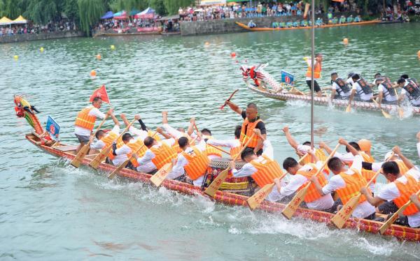 贵州镇远：龙舟竞渡“闹”古城
