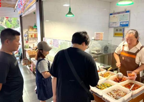 “女儿考上理想大学，小菜8.8折。”