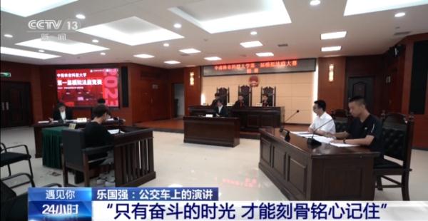 还记得那个为克服口吃在公交车上演讲的少年吗？看他如何一步步突破自己