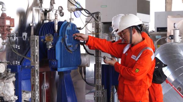 日行16公里!高温下的西气东输巡线员 日行16公里!高温下的西气东输巡线员