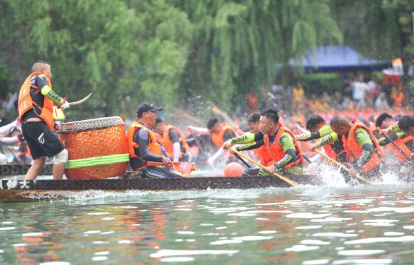 贵州镇远：龙舟竞渡“闹”古城