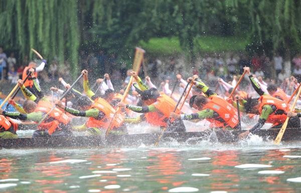 贵州镇远：龙舟竞渡“闹”古城