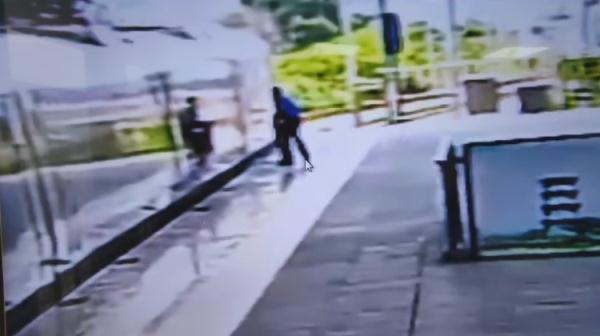 惊心一幕！列车车门即将关闭时 5岁男童突然跑出车厢