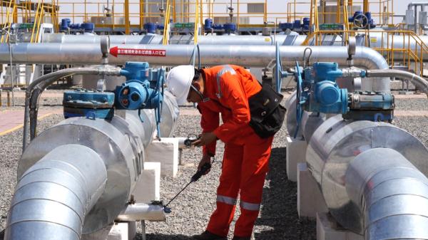 日行16公里!高温下的西气东输巡线员 日行16公里!高温下的西气东输巡线员