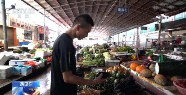 还记得那个为克服口吃在公交车上演讲的少年吗？看他如何一步步突破自己