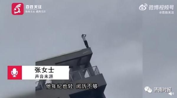一高楼上，男子在起哄声中跳下身亡