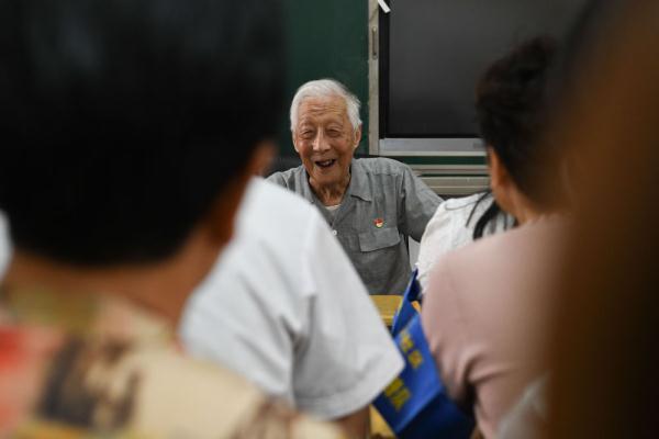 与时间赛跑的“萤火虫”：为乡村孩子点亮梦想