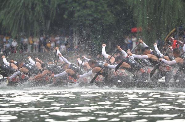 贵州镇远：龙舟竞渡“闹”古城