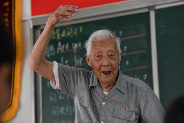 与时间赛跑的“萤火虫”：为乡村孩子点亮梦想