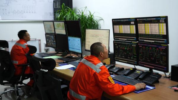 日行16公里!高温下的西气东输巡线员 日行16公里!高温下的西气东输巡线员