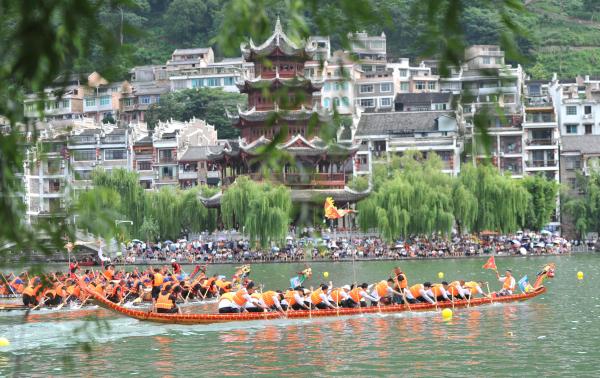贵州镇远：龙舟竞渡“闹”古城