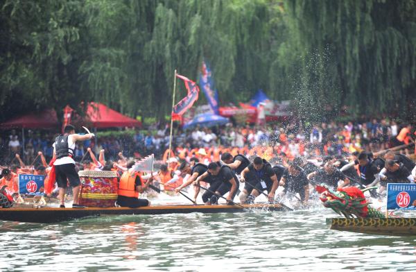 贵州镇远：龙舟竞渡“闹”古城