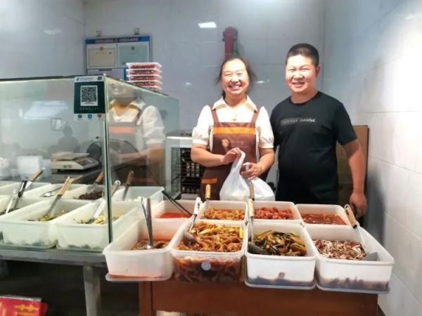 “女儿考上理想大学，小菜8.8折。”