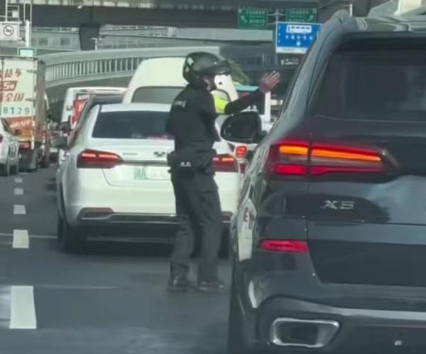 7分钟极速护送！救助伤者的这名特警找到了！