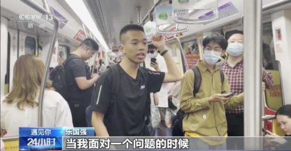 还记得那个为克服口吃在公交车上演讲的少年吗？看他如何一步步突破自己