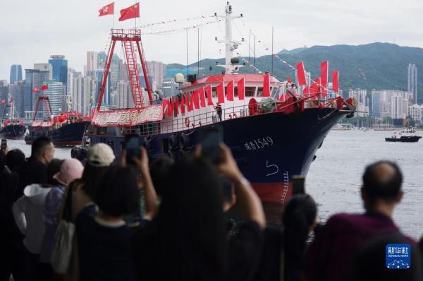 香港渔船维港巡游 庆祝回归祖国26周年 香港渔船维港巡游 庆祝回归祖国26周年