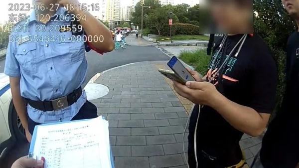 外卖小哥立功！全网爆赞：必须奖励！