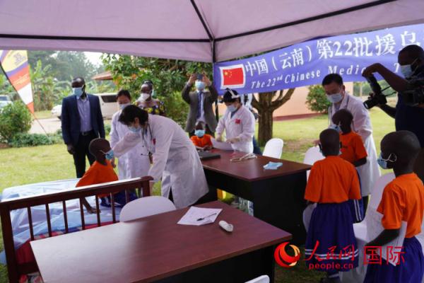 “中非携手暖童心”关爱非洲孤儿健康活动在乌干达举行