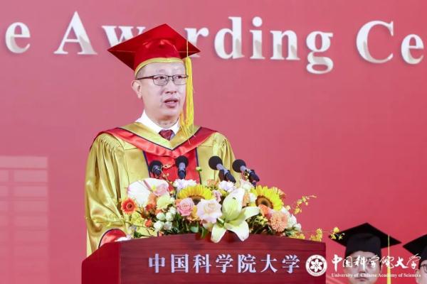 毕业典礼上，国科大校长说着说着就哭了