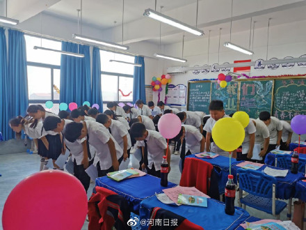 小学班主任手写30封告别信惹哭孩子们