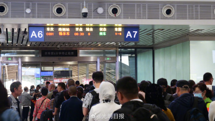复兴号驶上青藏铁路