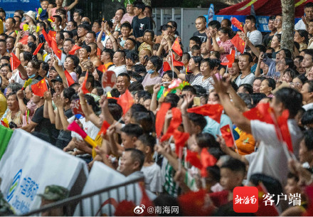 海南“村VA”首战开打 现场实力演绎人山人海 海南“村VA”首战开打 现场实力演绎人山人海