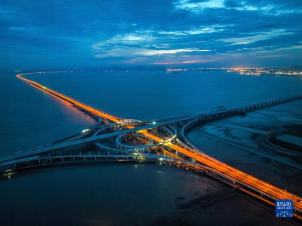 杭甬复线宁波一期滨海互通顺利跨越金塘大桥
