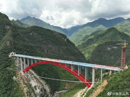 巫镇高速东溪河特大桥顺利合龙